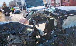 YOLCU OTOBÜSÜ İLE OTOMOBİL ÇARPIŞTI: 2’Sİ AĞIR 4 YARALI
