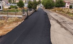 NURHAK’TA ESKİKÖY – HÜYÜK GRUP YOLU SICAK ASFALTLA YENİLENİYOR