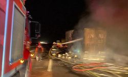 TIR, YANGINDA DEMİR YIĞININA DÖNDÜ