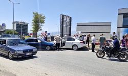 İKİ OTOMOBİL ÇARPIŞTI: BİRİ ÇOCUK 3 YARALI