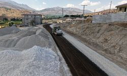 BÜYÜKŞEHİR, GÖKSUN KIRSALINDA 5 KM. YOLU YENİLİYOR