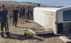 TARIM İŞÇİLERİNİ TAŞIYAN MİNİBÜS DEVRİLDİ: 12 YARALI