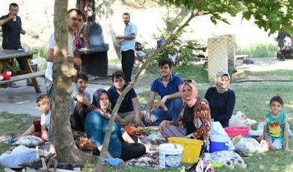 İNSANLARA DOKUN VE ONLARI SEVİNİZ