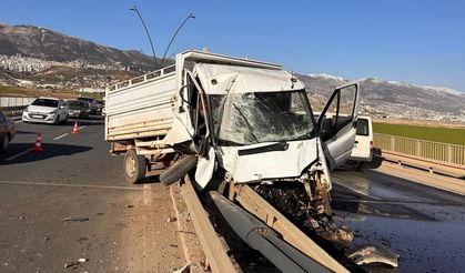 KAMYONET BARİYERE OK GİBİ SAPLANDI