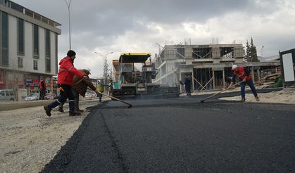 DULKADİROĞLU’NDA ASFALT MESAİSİ SÜRÜYOR