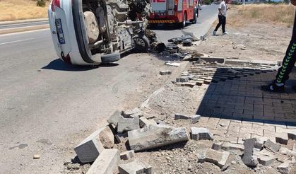 KAHRAMANMARAŞ’TA OTOMOBİL DEVRİLDİ: SÜRÜCÜ YARALANDI