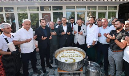BAŞKAN TOPTAŞ ÖNCE AŞURE DAĞITTI, SONRA VATANDAŞLARIN SORULARINI YANITLADI