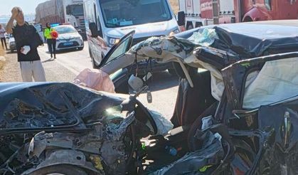YOLCU OTOBÜSÜ İLE OTOMOBİL ÇARPIŞTI: 2’Sİ AĞIR 4 YARALI