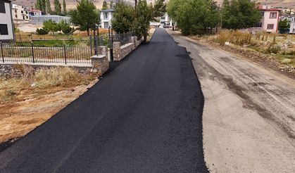 NURHAK’TA ESKİKÖY – HÜYÜK GRUP YOLU SICAK ASFALTLA YENİLENİYOR