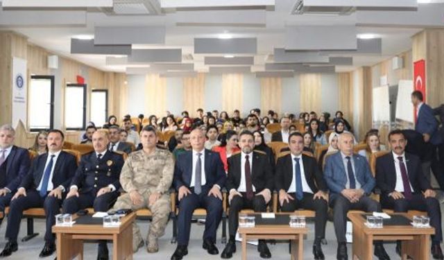 REKTÖR BAKAN: “DİJİTAL DÜNYAYI ÇOCUKLARIMIZA GÜVENLİ YOL ALANLARI HALİNE GETİRMELİYİZ”