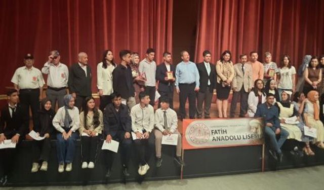 FATİH ANADOLU LİSESİNDEN TİYATRO OYUNU