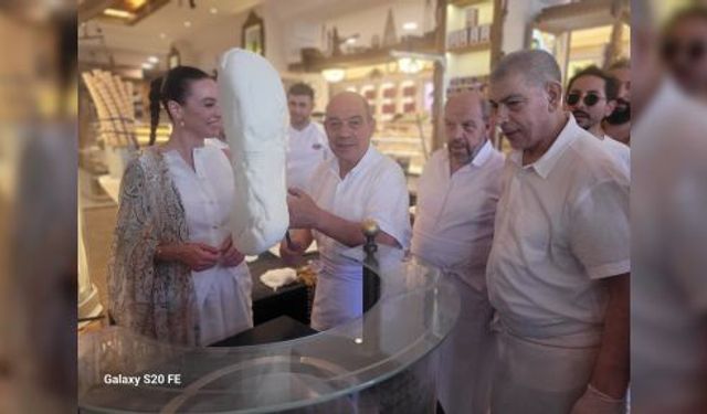 ALTIN KELEBEK ÖDÜLLÜ OYUNCU SEZEN DONDURMAYA KAŞIK SALLADI