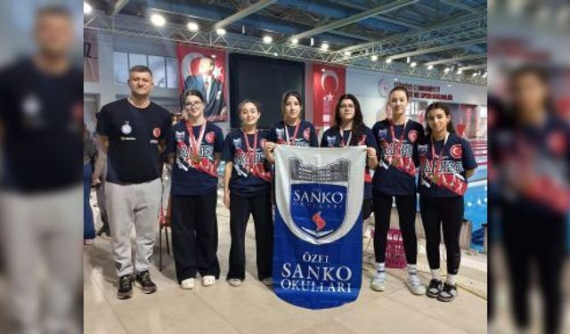 SANKO OKULLARI GENÇ KIZ YÜZME TAKIMI BÖLGE ŞAMPİYONU