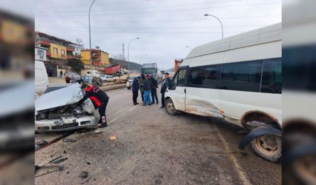 SERVİS ARACI OTOMOBİLLE ÇARPIŞTI: 2 YARALI