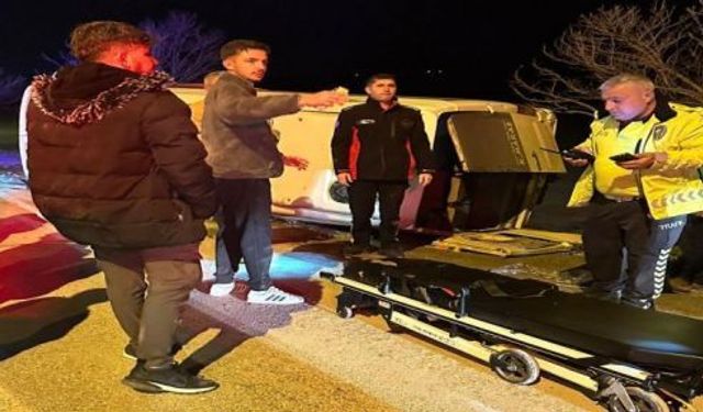 SERVİS ARACI DEVRİLDİ: 10 YARALI