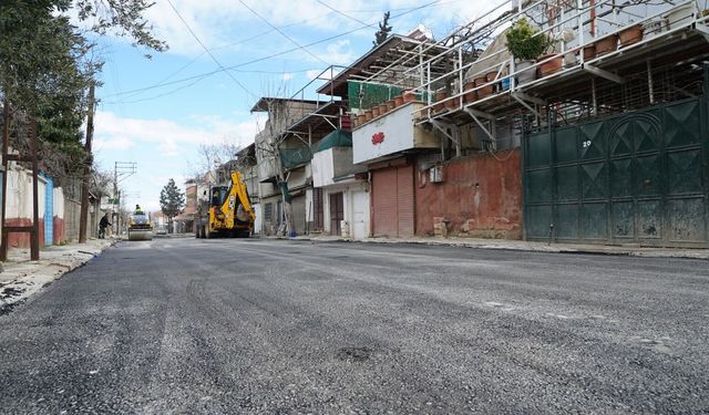 DULKADİROĞLU’NDA YOLLAR YENİLENİYOR