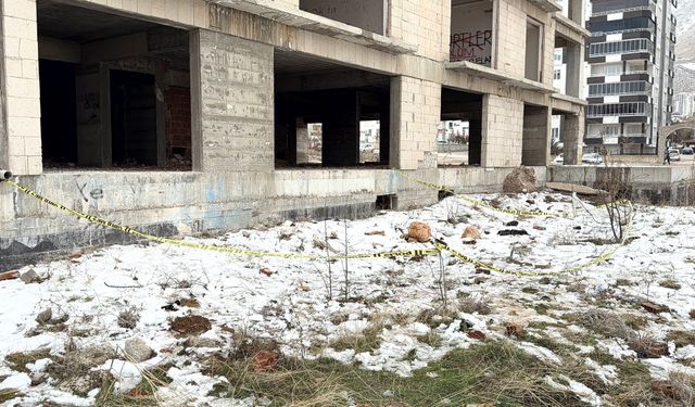 18 YAŞINDAKİ GENÇ KIZ İNŞAATTAN ATLADI, ÖLDÜ