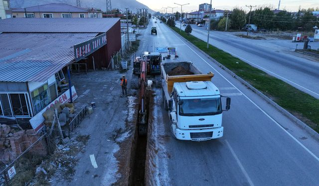 YOL YENİLEMELERİ HUMMALI BİR ŞEKİLDE SÜRÜYOR