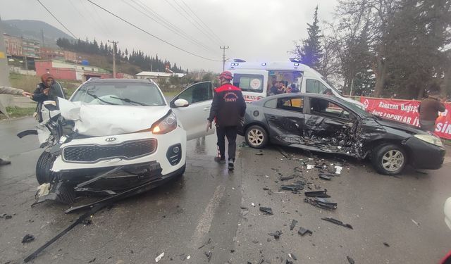 İKİ OTOMOBİL ÇARPIŞTI: 6 YARALI