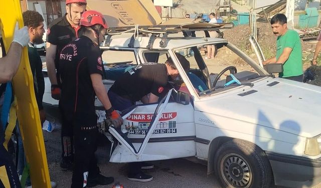 OTOMOBİLLER ÇARPIŞTI: 3 YARALI