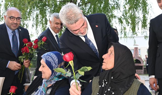 SEVİNÇ, ŞEHRİN ULU ÇINARLARIYLA PAYLAŞILDI