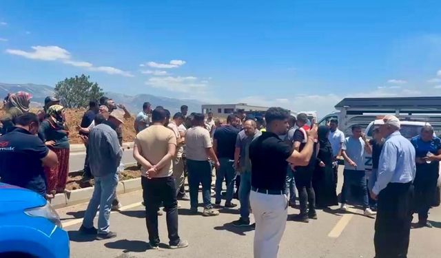 KAÇAK YAPI TEPKİSİ: BATI KÖYLERİ YOLU KESTİ