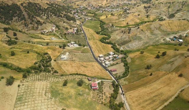 BULUTOĞLU’NUN 4 KM. ANA YOLUNA SICAK ASFALT