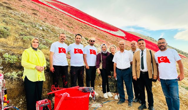 AHIRDAĞI’NDAKİ TÜRK BAYRAĞI VE KİMLİK EKİBİ ZİRVEDE