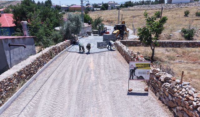 BÜYÜKŞEHİR, AFŞİN EMİRLİ’NİN ULAŞIM STANDARDINI İYİLEŞTİRİYOR