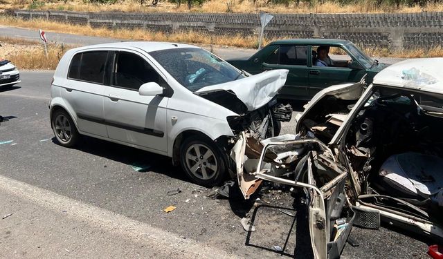 2 OTOMOBİL KAFA KAFAYA ÇARPIŞTI