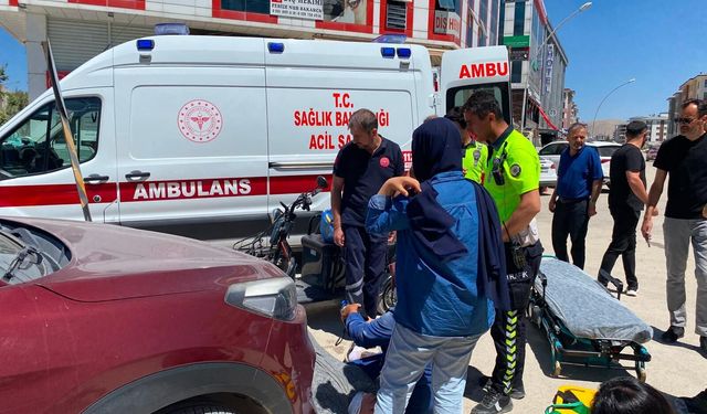 ELK. ARAÇ PARK HALİNDEKİ OTOMOBİLE ÇARPTI: 2 YARALI