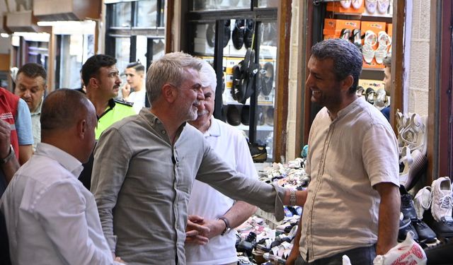 BAŞKAN GÖRGEL, KAPALI ÇARŞI’DA ESNAF VE VATANDAŞLARLA