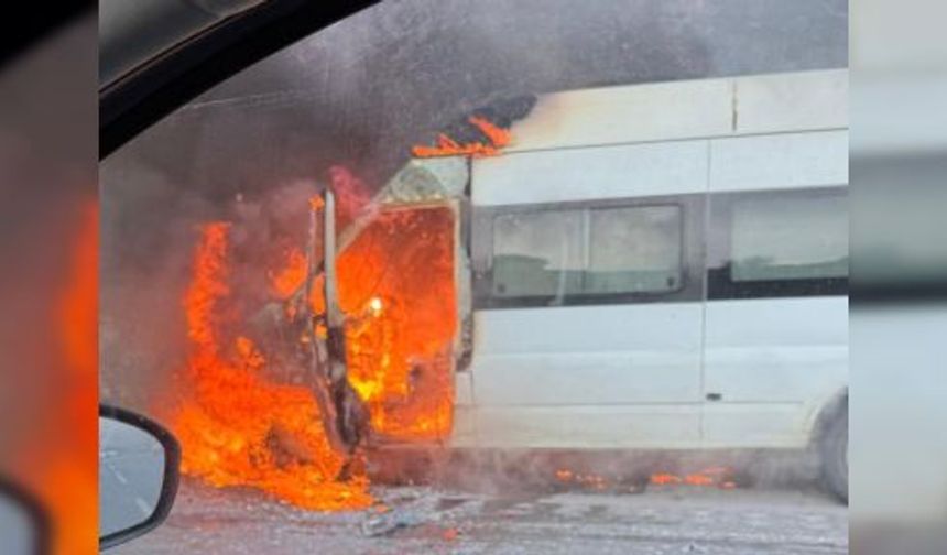 SEYİR HALİNDEKİ MİNİBÜS ALEV ALDI