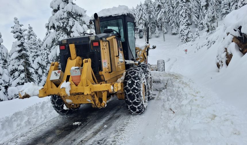 BÜYÜKŞEHİR İLÇELERDE KAR TEMİZLİĞİ İÇİN SAHADA