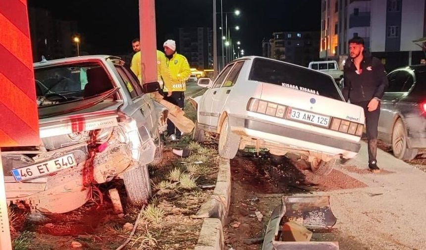 OTOMOBİLLER ÇARPIŞTI: 3 YARALI