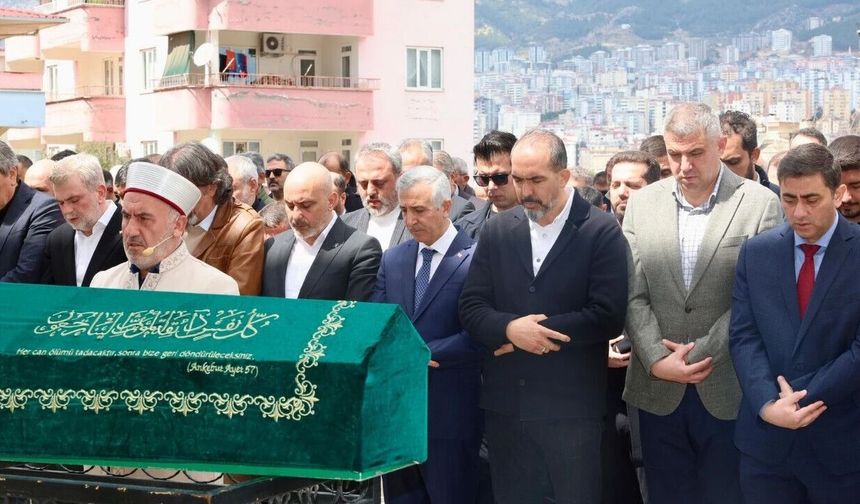 AHMET ÖZDEMİR ANNESİ AYŞE ÖZDEMİR’İ GÖZYAŞLARIYLA UĞURLADI