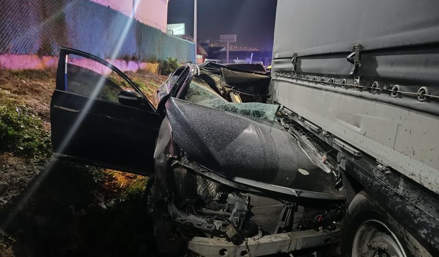 OTOMOBİL TIRA ÇARPTI: 4 YARALI