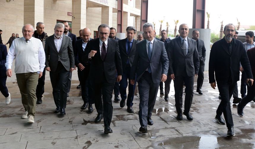 MAHİR ÜNAL’DAN HASTANE ZİYARETİ