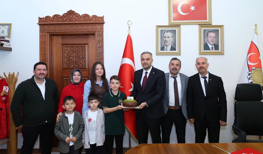 BAŞKAN HANİFİ TOPTAŞ, 23 NİSAN’DA KOLTUĞUNU MİNİK HİLAL SAMİ’YE DEVRETTİ