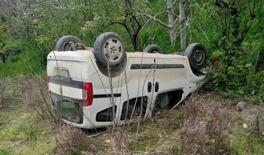 HAFİF TİCARİ ARAÇ TAKLA ATTI: 1 YARALI