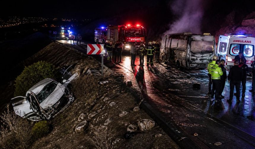 İŞÇİ SERVİSİ İLE OTOMOBİL ÇARPIŞTI: 8 YARALI