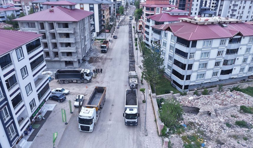 ELBİSTAN’IN PINARBAŞI CADDESİ, BÜYÜKŞEHİRLE YENİLENİYOR
