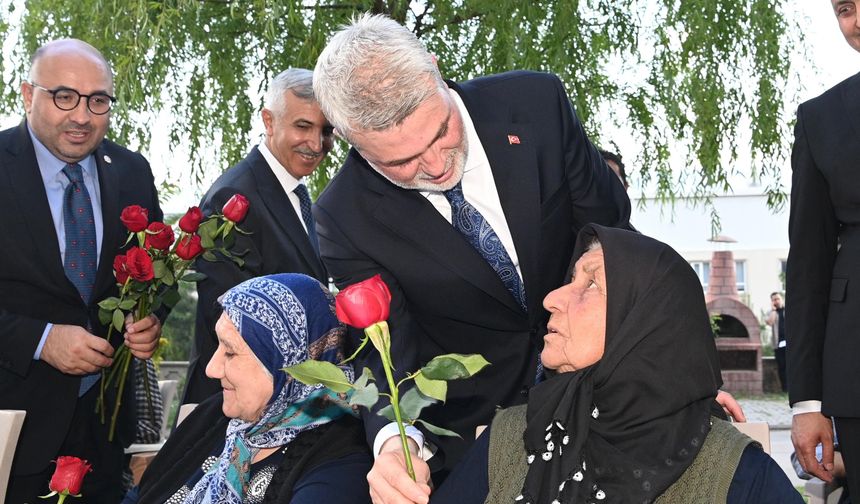 SEVİNÇ, ŞEHRİN ULU ÇINARLARIYLA PAYLAŞILDI