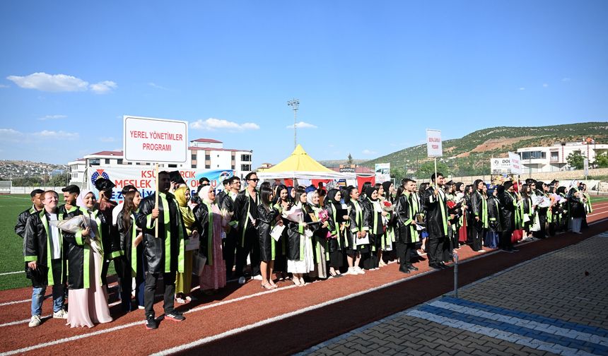 PAZARCIK MESLEK YÜKSEKOKULU'NDA MEZUNİYET HEYECANI