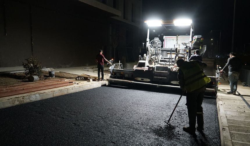 BÜYÜKŞEHİR ASFALT MESAİSİNİ GECE GÜNDÜZ SÜRDÜRÜYOR