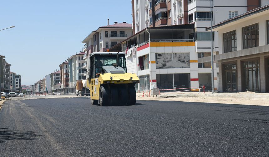 BÜYÜKŞEHİR, ELBİSTAN'DA ASFALT SERİMİ BAŞLATTI