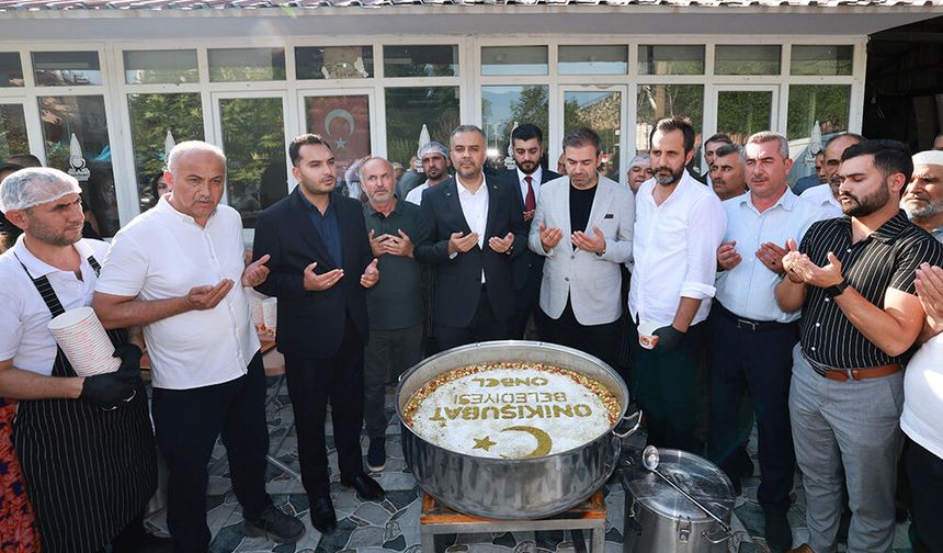 BAŞKAN TOPTAŞ ÖNCE AŞURE DAĞITTI, SONRA VATANDAŞLARIN SORULARINI YANITLADI