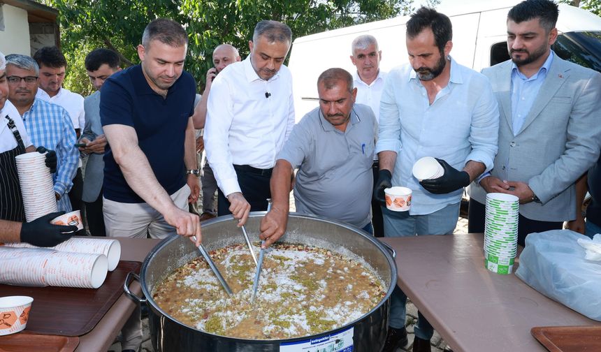 BAŞKAN TOPTAŞ, DÖNÜKLÜ MAH. SAKİNLERİYLE AŞURE SOFRASINDA