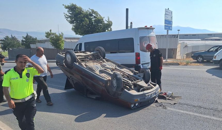 OTOMOBİL TERS DÖNDÜ: 2 YARALI