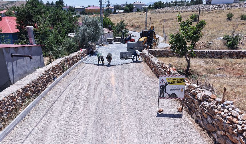 BÜYÜKŞEHİR, AFŞİN EMİRLİ’NİN ULAŞIM STANDARDINI İYİLEŞTİRİYOR